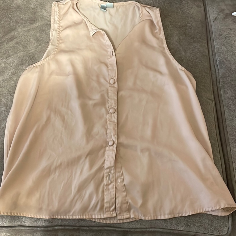Bought at boutique. Size M but fits slimmer than pictured.